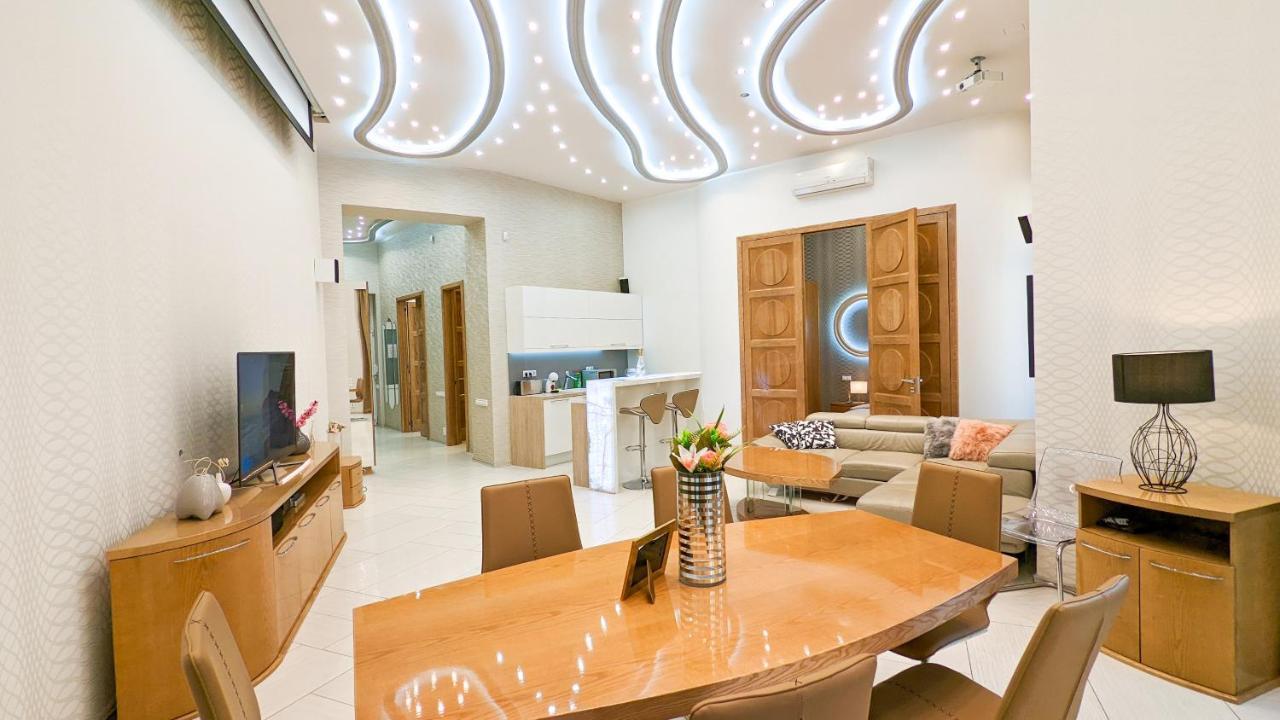 Prime Downtown Luxury Condo, Private Spa, Cinema, Patio Apartament Budapesta