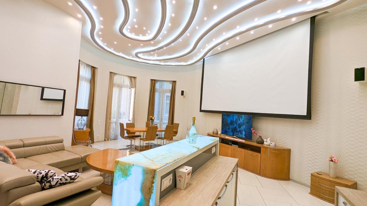 Apartament Prime Downtown Luxury Condo, Private Spa, Cinema, Patio Budapesta
