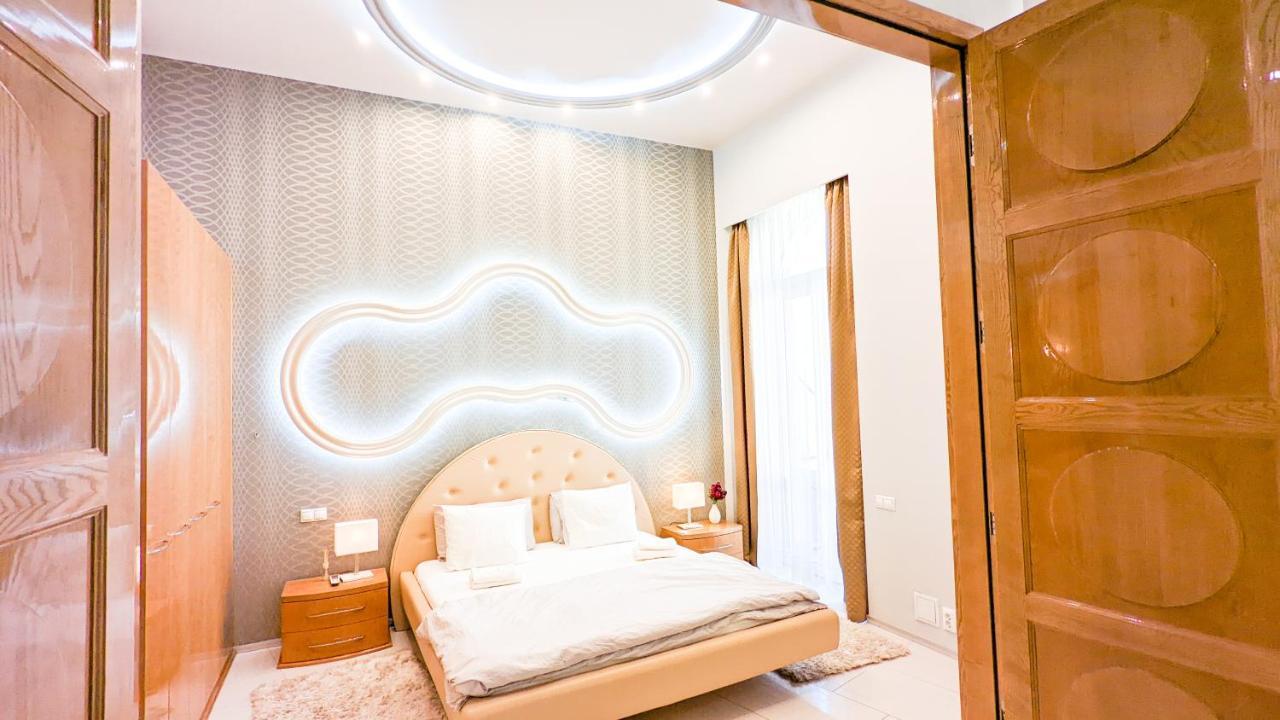 Prime Downtown Luxury Condo, Private Spa, Cinema, Patio * Budapesta