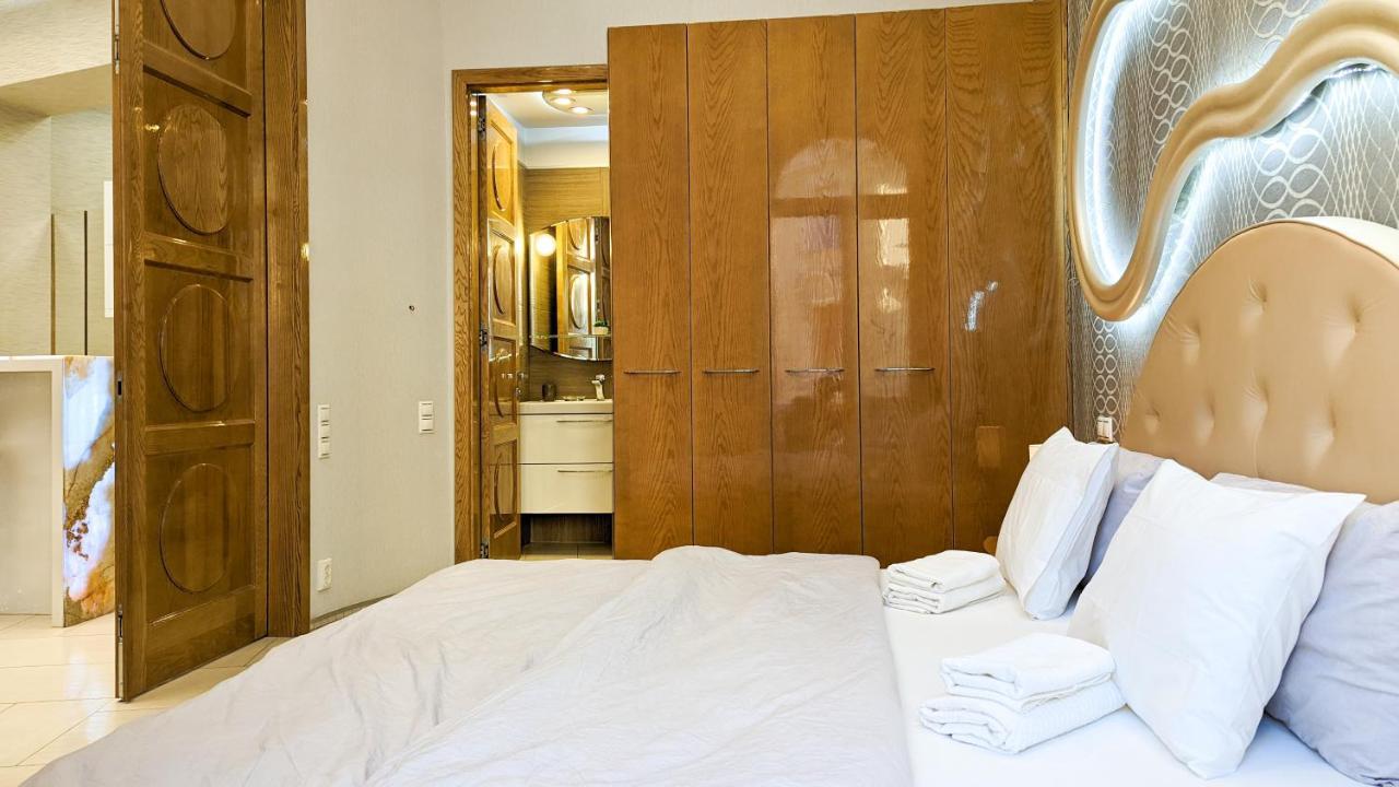 Prime Downtown Luxury Condo, Private Spa, Cinema, Patio
