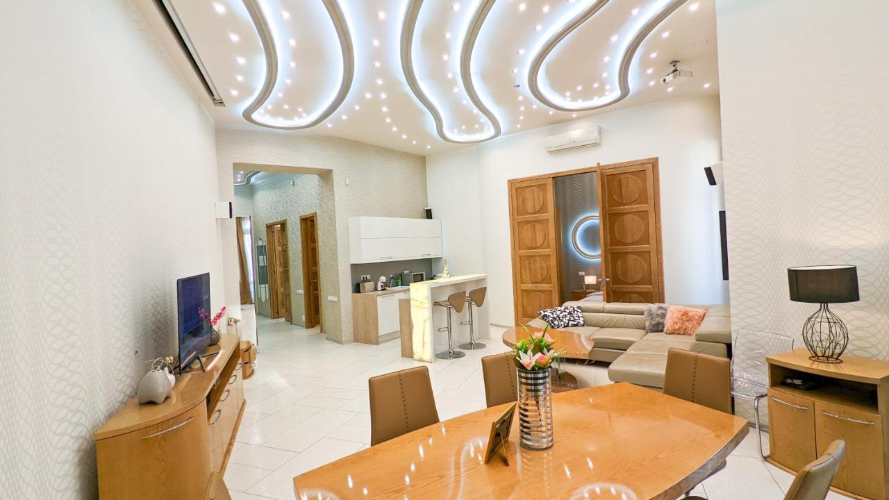 Prime Downtown Luxury Condo, Private Spa, Cinema, Patio Apartament