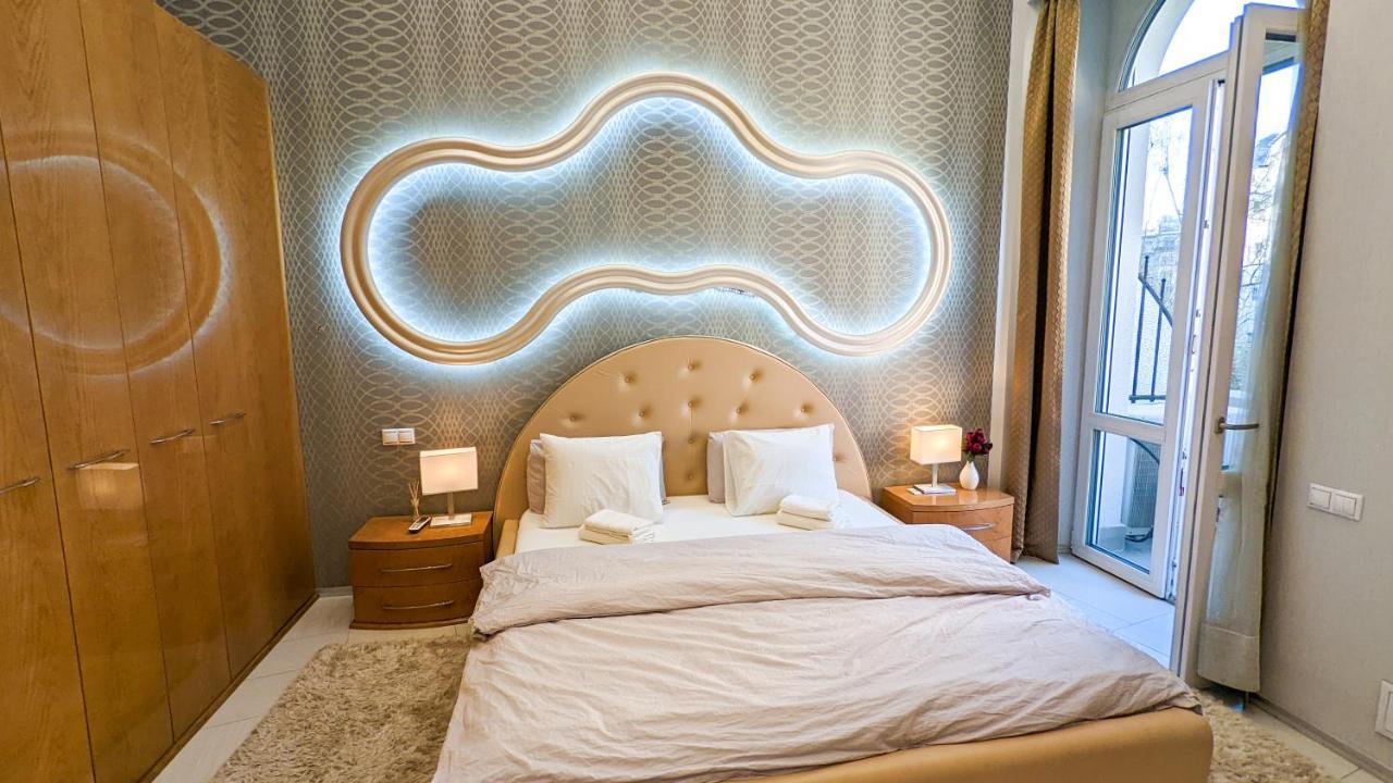 Prime Downtown Luxury Condo, Private Spa, Cinema, Patio Budapesta