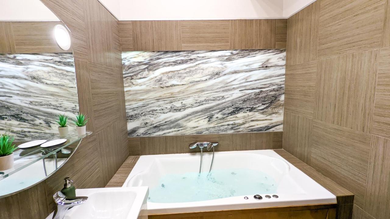 Apartament Prime Downtown Luxury Condo, Private Spa, Cinema, Patio