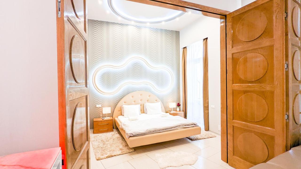 Prime Downtown Luxury Condo, Private Spa, Cinema, Patio * Budapesta
