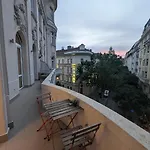 LUXURY HOLLYWOOD CONDO w SAUNA- HOT TUB - CINEMA - PRIME LOCATION