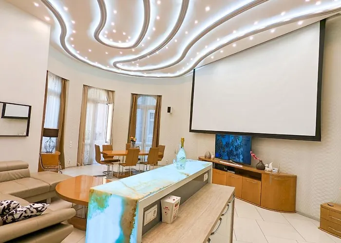 Downtown Designer Apt W Private Spa, Cinema, Balcony, Prime District V