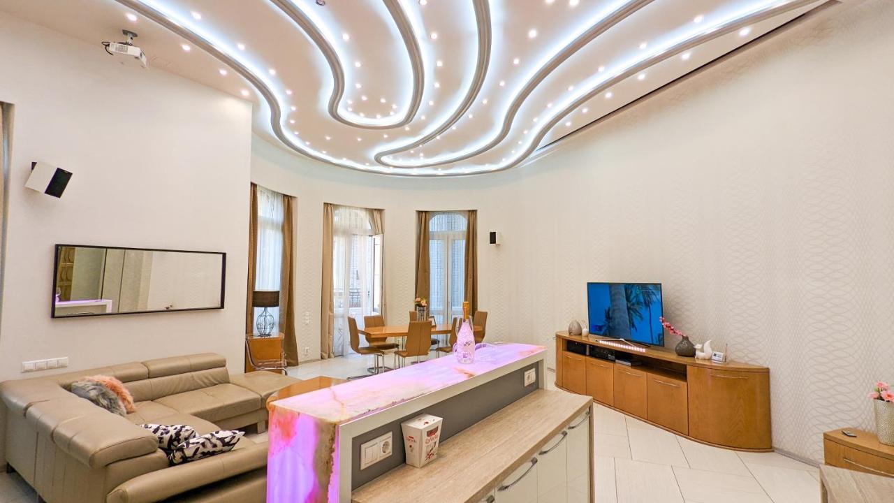 Apartament Prime Downtown Luxury Condo, Private Spa, Cinema, Patio Budapeszt