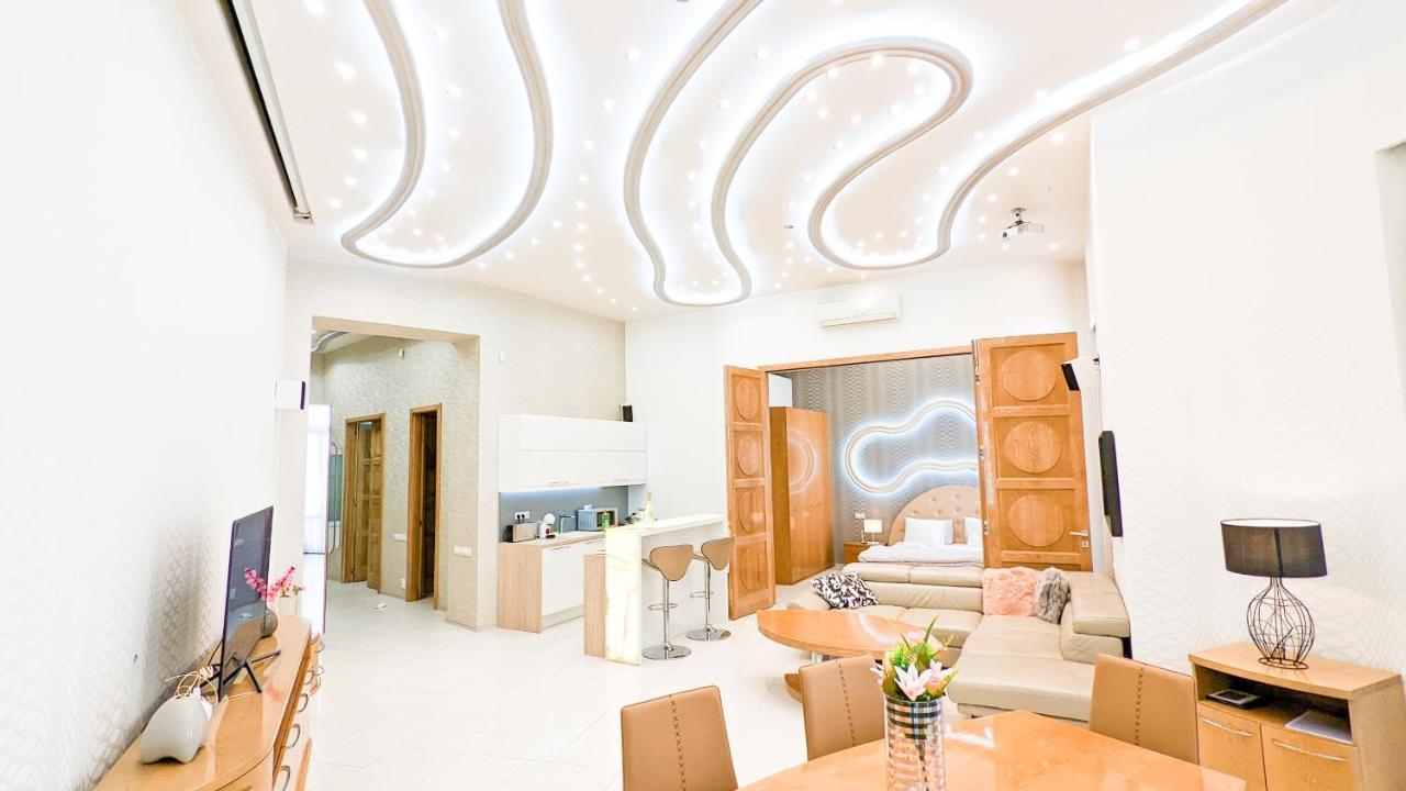 Prime Downtown Luxury Condo, Private Spa, Cinema, Patio * Budapeszt