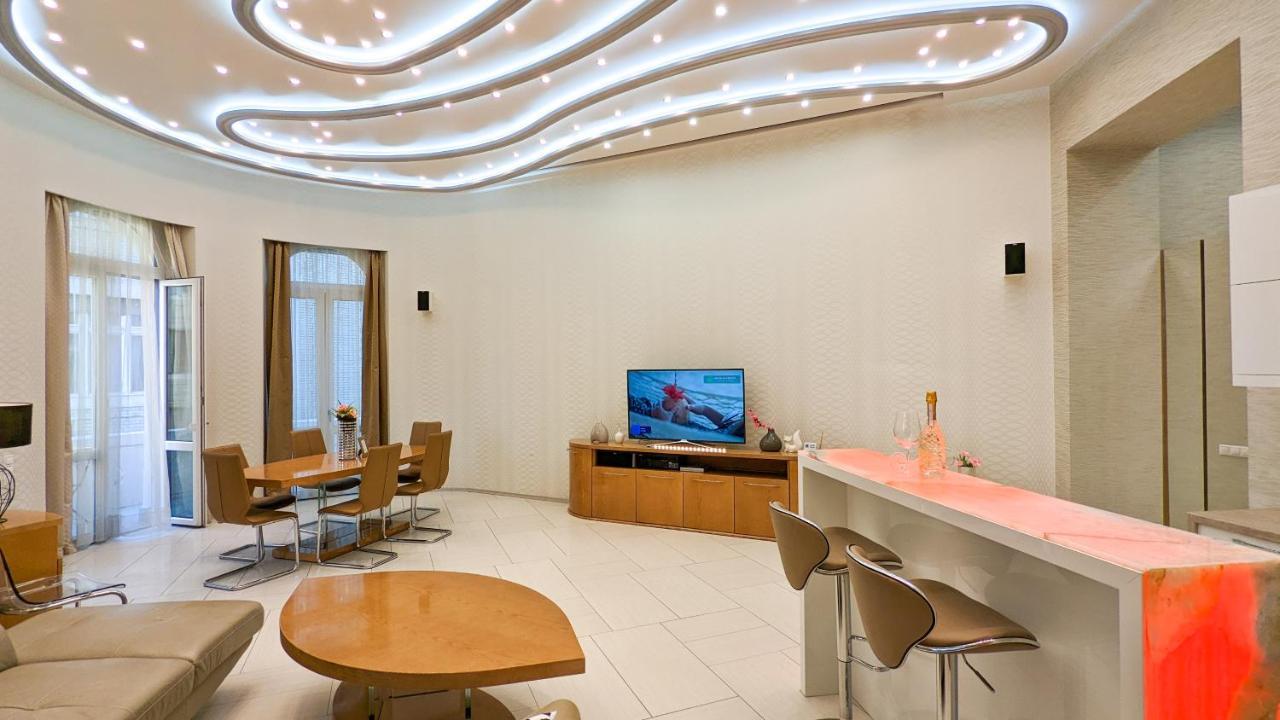 Prime Downtown Luxury Condo, Private Spa, Cinema, Patio