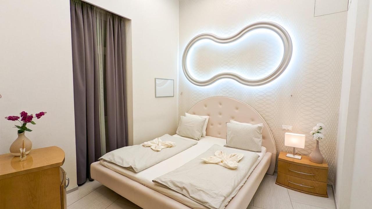 Prime Downtown Luxury Condo, Private Spa, Cinema, Patio * Budapeszt