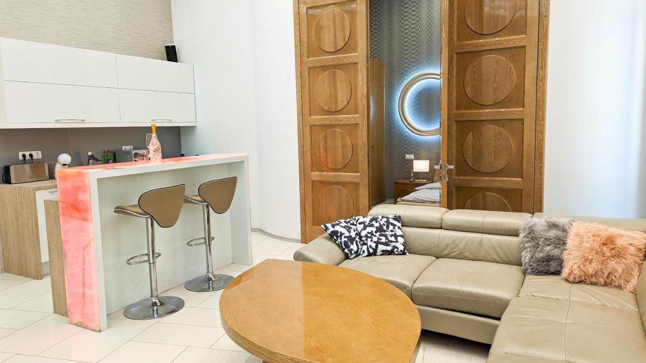 Prime Downtown Luxury Condo, Private Spa, Cinema, Patio Apartament Budapeszt