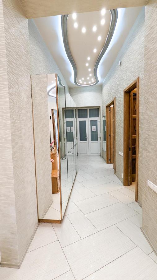 Downtown Designer Apt W Private Spa, Cinema, Balcony, Prime District V Apartment