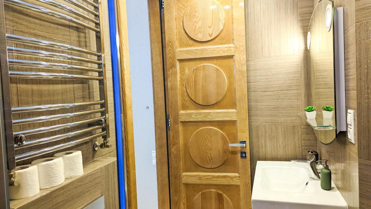 Downtown Designer Apt W Private Spa, Cinema, Balcony, Prime District V Apartment